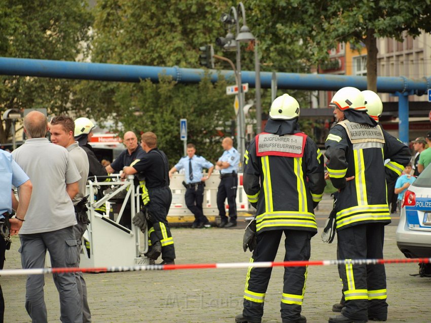 2 Denkmalkletterer hielten Feuerwehr und Polizei in Trapp Koeln Heumarkt P154.JPG